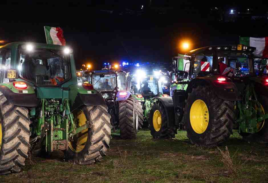Gli agricoltori di "Riscatto Agricolo" con i trattori durante la manifestazione sul "Grande Raccordo Anulare", Roma, 9 febbraio (Ansa)&nbsp;<br />