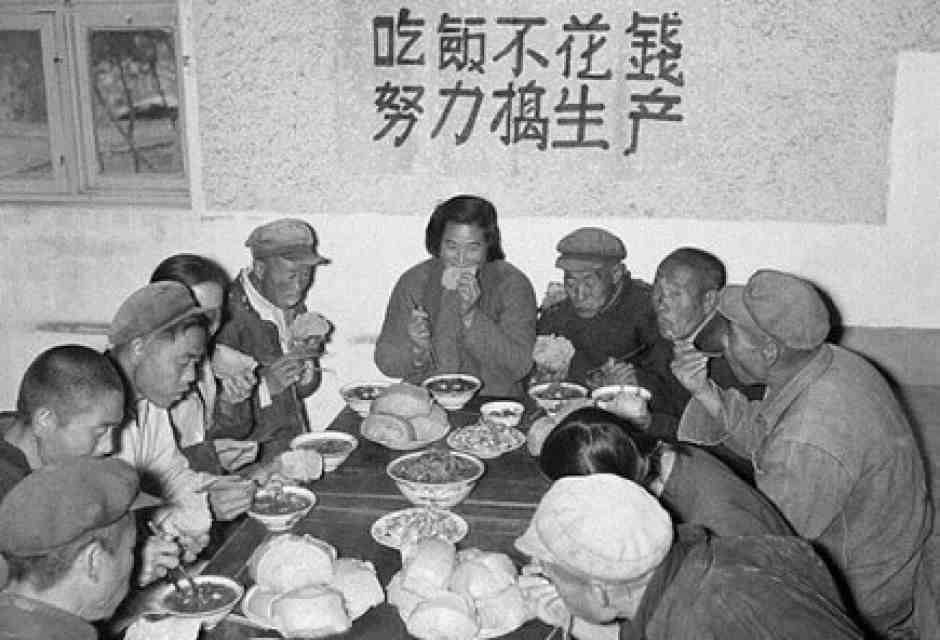  Una mensa comune in Cina durante il periodo di carestia - foto Wikimedia