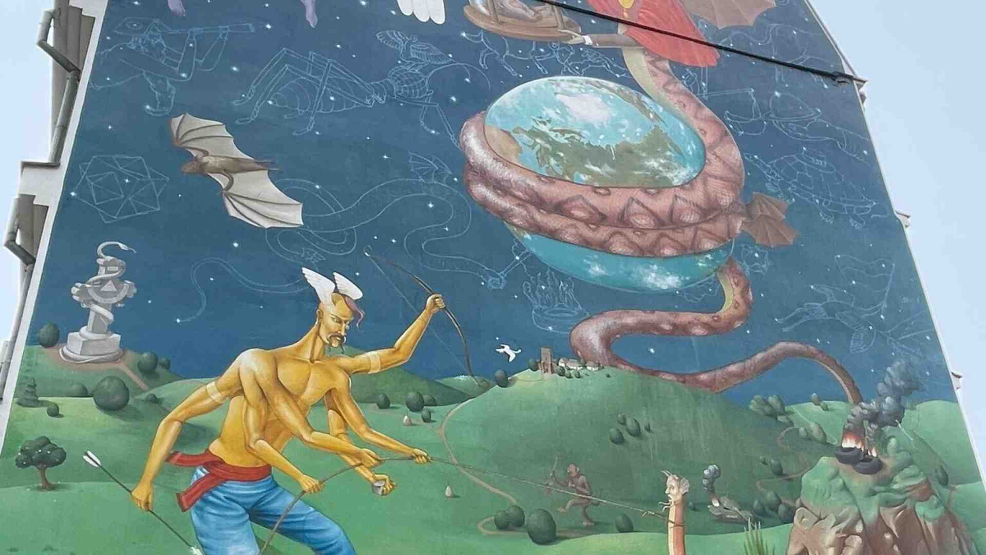 Immagine di Un murales a Kyiv racconta la propaganda russa, che ora punta sul “tradimento” degli alleati ucraini