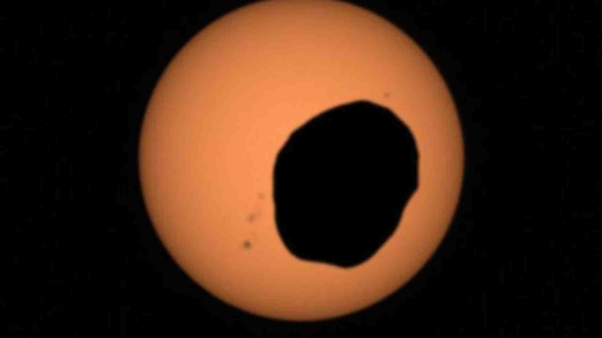 Immagine di Phobos tra Marte e il Sole, così il rover Perseverance filma l'eclissi