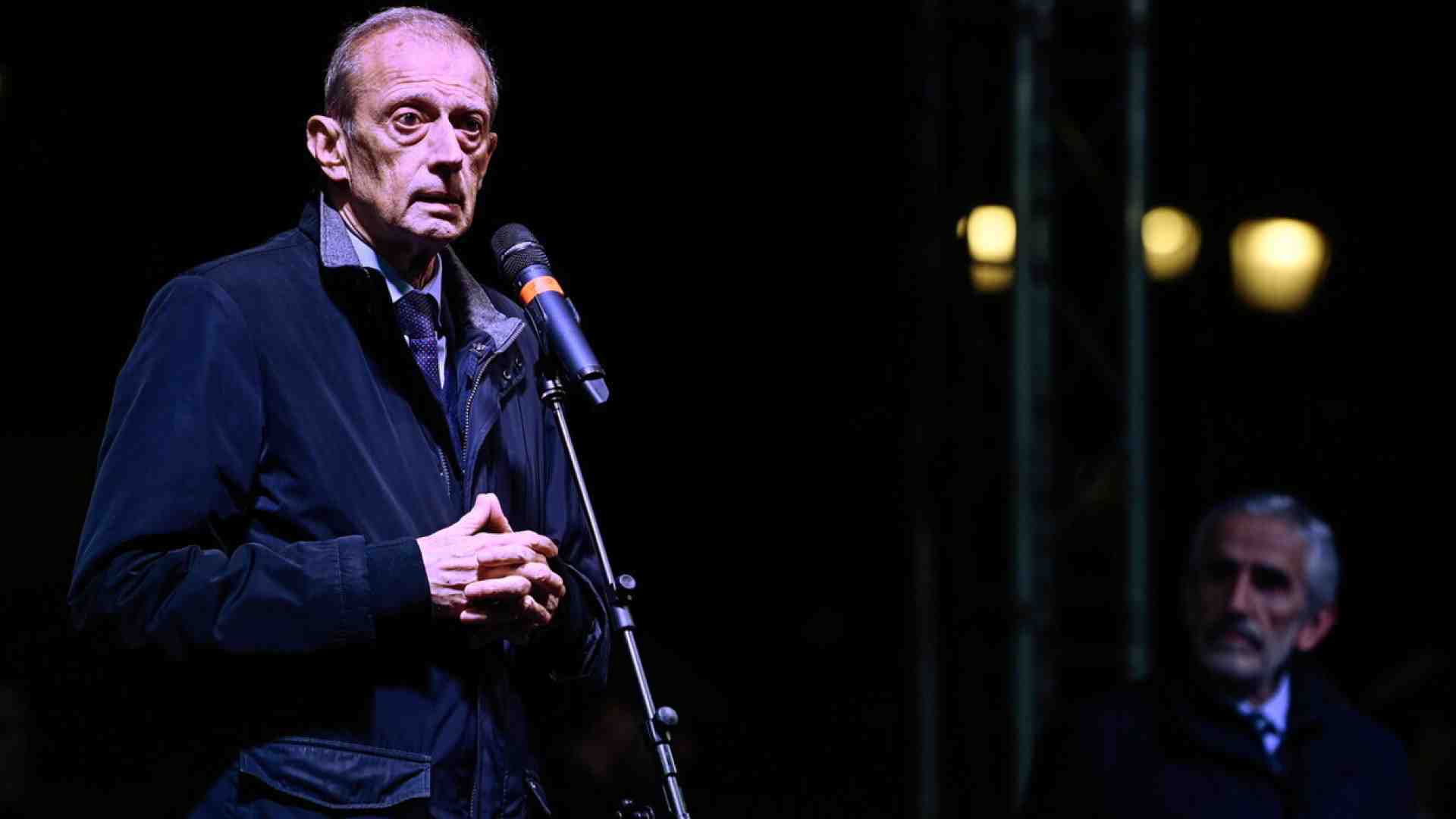 Immagine di Unico nel Pd, Fassino ricorda il 7 ottobre ma raccoglie insulti. Un caso antropologico