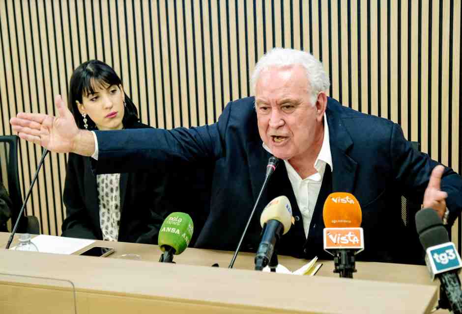 Santoro presenta la sua lista pacifista per le europee: " Pescheremo dal non voto"