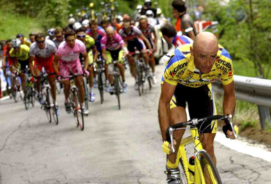 L'ultimo scatto di Marco Pantani verso le Cascate del Toce al Giro d'Italia 2003 (foto Getty Images)