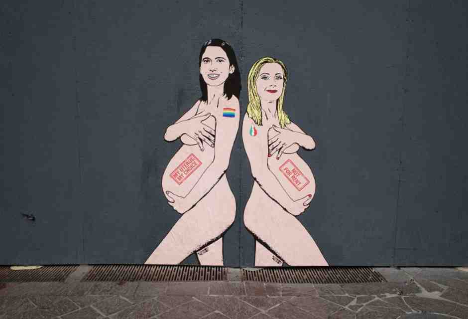 &nbsp;Un murales di Giorgia Meloni ed Elly Schlein - foto Ansa