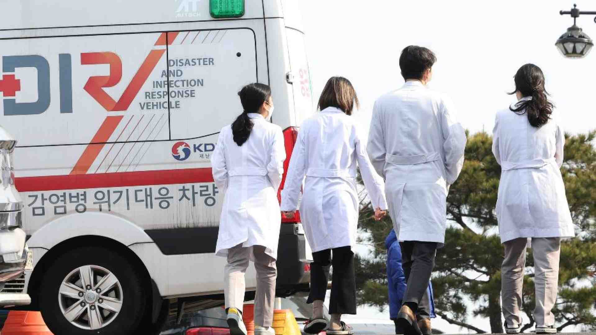 Immagine di Pochi medici, il governo spinge. E scoppia la rivolta dei camici bianchi