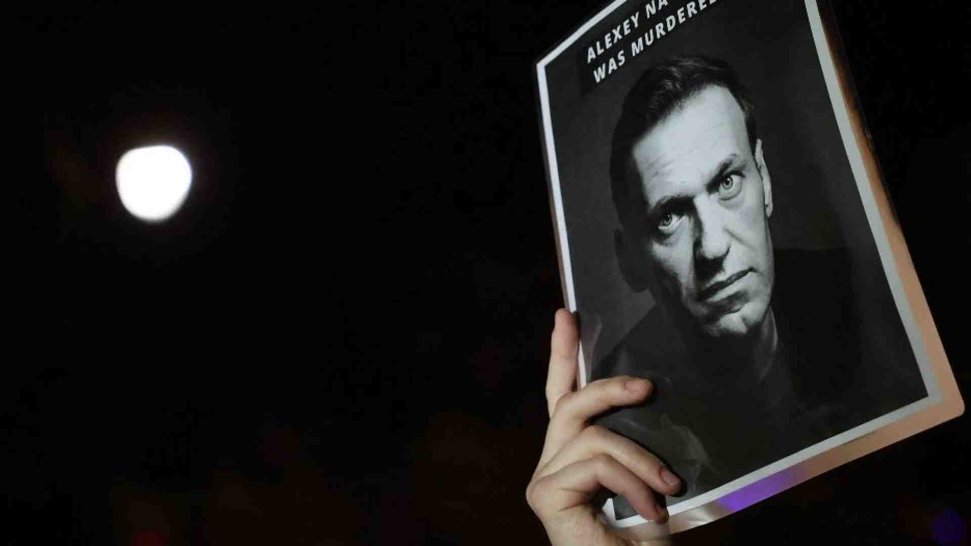 Immagine di Navalny muore nella prigione di ghiaccio. Biden: «Putin colpevole»