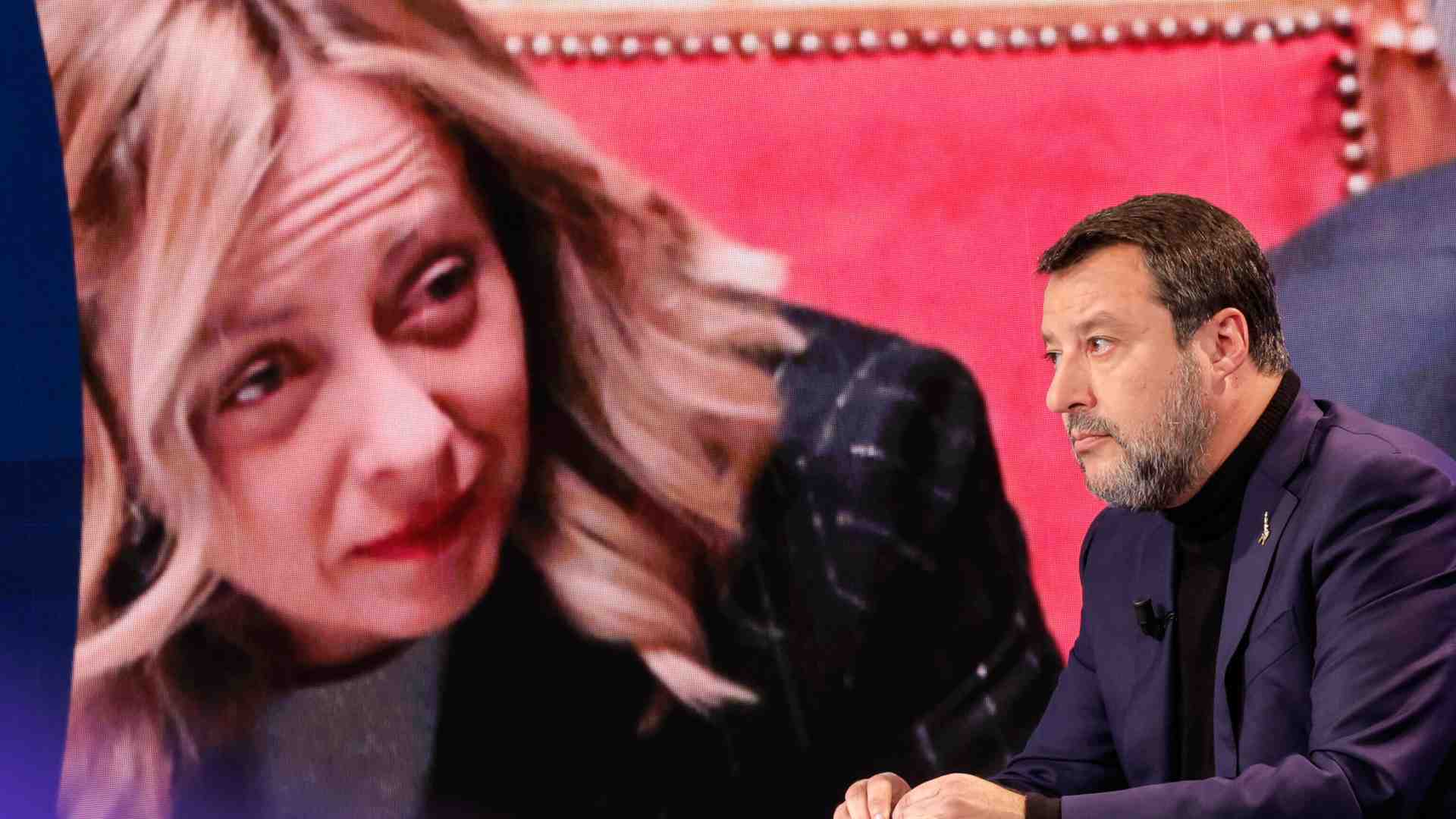 Immagine di La marcia di Meloni su Salvini. E lui: "Perché questa violenza?"