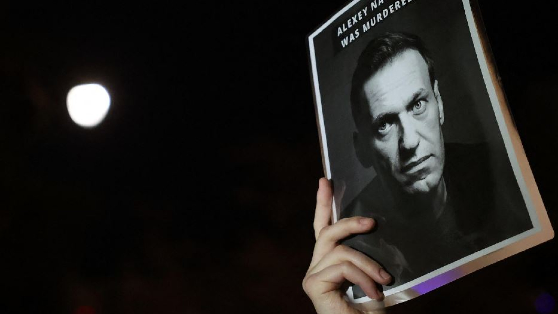 Immagine di Navalny muore nella prigione di ghiaccio. Biden: «Putin colpevole»