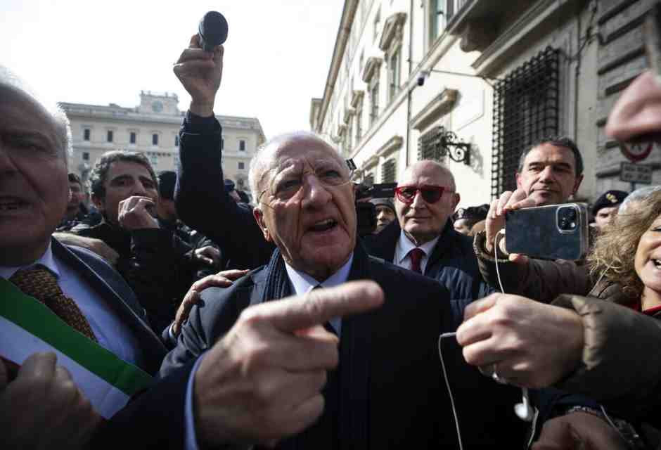 Un giorno da De Luca: insulti a Meloni e sfide alla polizia: "Mi devono uccidere"