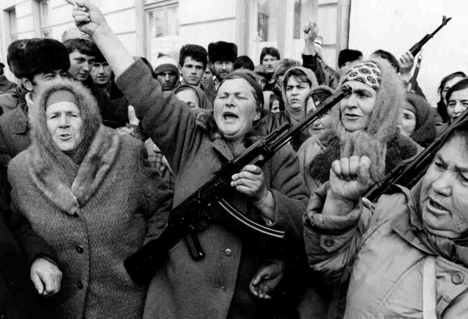 Dicembre 1994 Russia Cecenia Guerra Civile, la folla davanti al parlamento Ceceno (Archivio Storico LaPresse) <br />