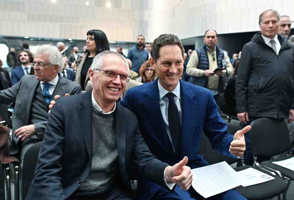 L&rsquo;ad di Stellantis Carlos Tavares con il presidente John Elkann (foto Ansa)&nbsp;<br />