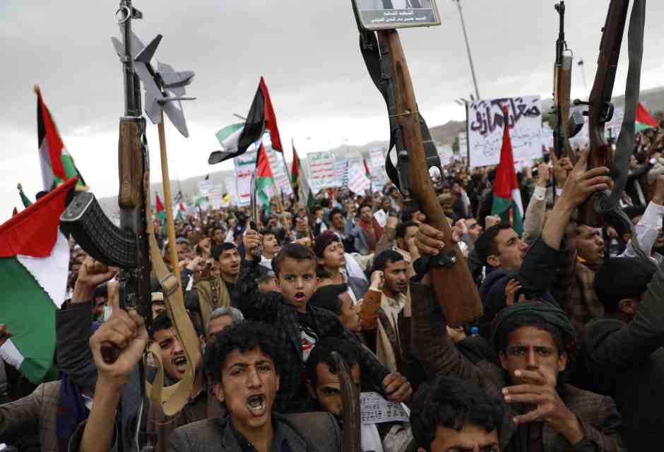 Una manifestazione contro Israele e Stati Uniti a Sanaa dei sostenitori degli houthi (foto LaPresse)