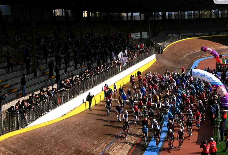 La partenza della Milano-Sanremo 2022 dal velodromo Vigorelli (foto Getty Images)