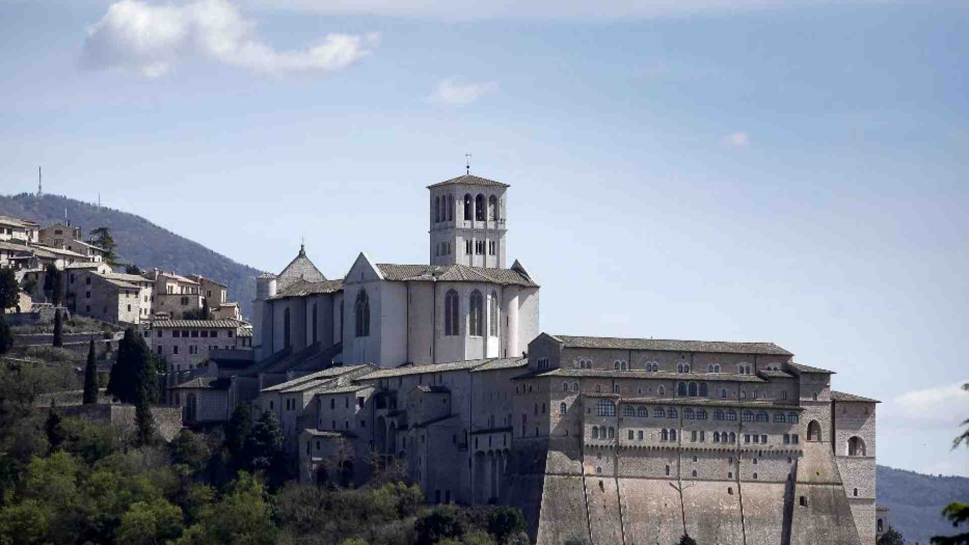 Immagine di Primi fondi per il restauro delle mura del convento di Assisi