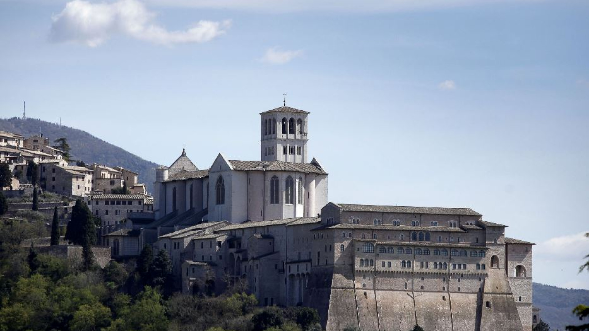 Immagine di Primi fondi per il restauro delle mura del convento di Assisi