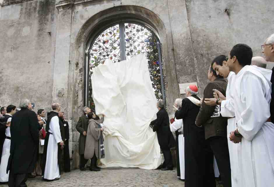Il cancello realizzato da Kounellis a Santa Croce in Gerusalemme (Ansa)&nbsp;<br />