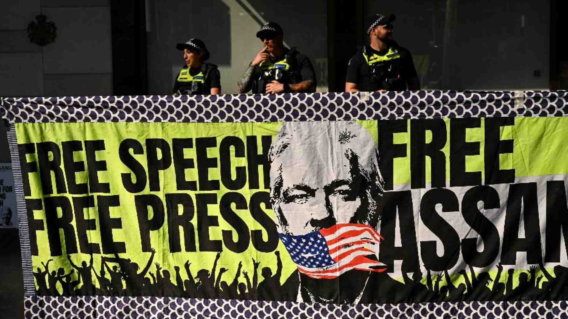 Immagine di Assange, oggi l’ultimo appello contro l’estradizione negli Stati Uniti
