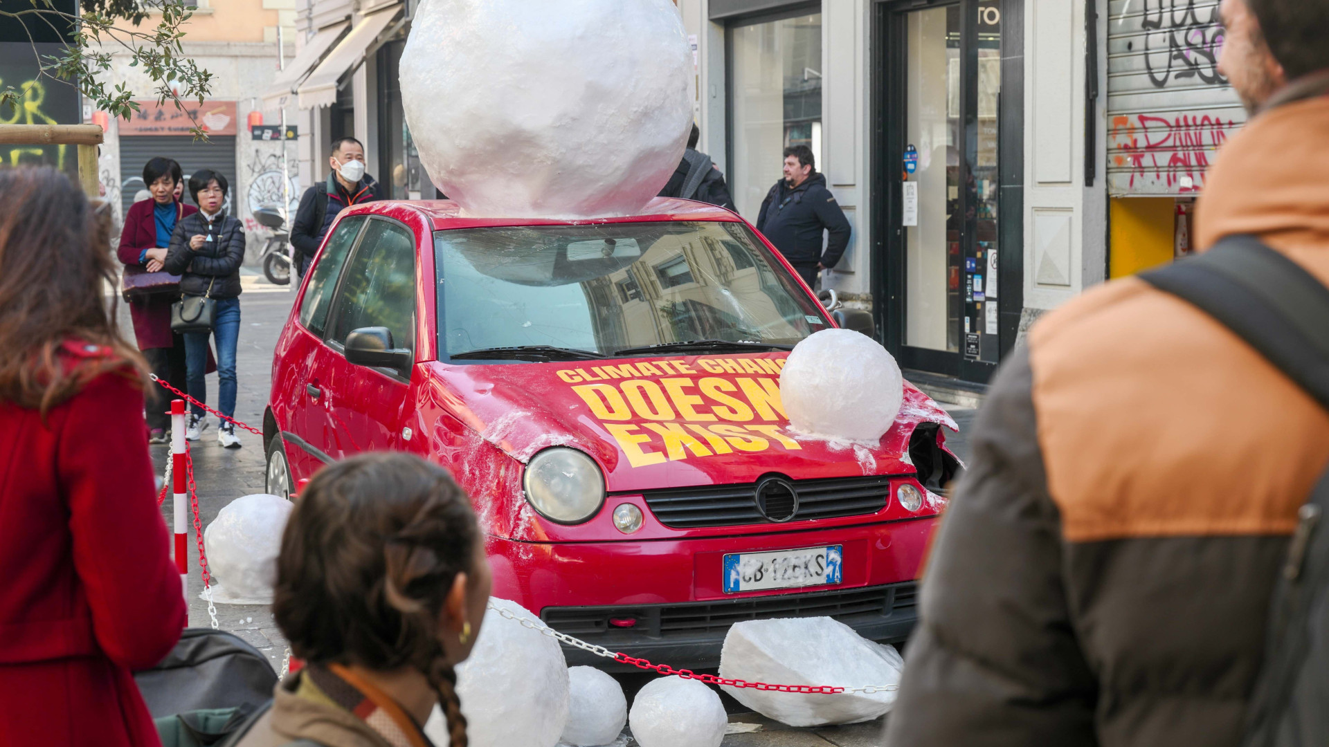 Immagine di L'installazione choc a Milano: «La grandine ci ucciderà»