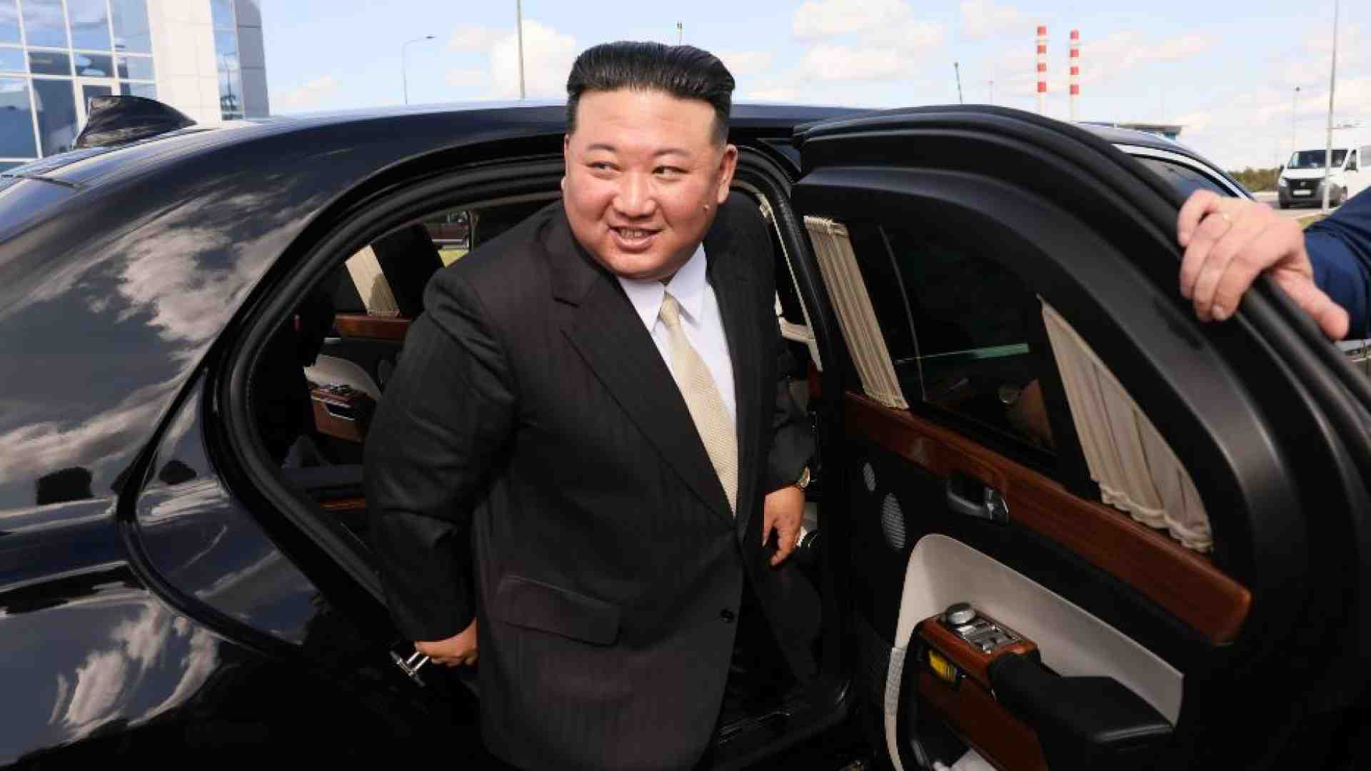 Immagine di Putin omaggia Kim con una limousine