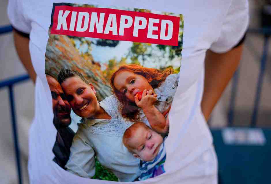 La storia della famiglia Bibas, rapita da Hamas nella Striscia di Gaza