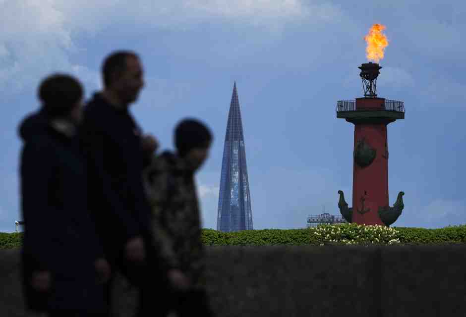 Lungo l'argine della Neva davanti al quartier generale del grattacielo Gazprom (Foto AP/Dmitri Lovetsky)<br />&nbsp;<br />
