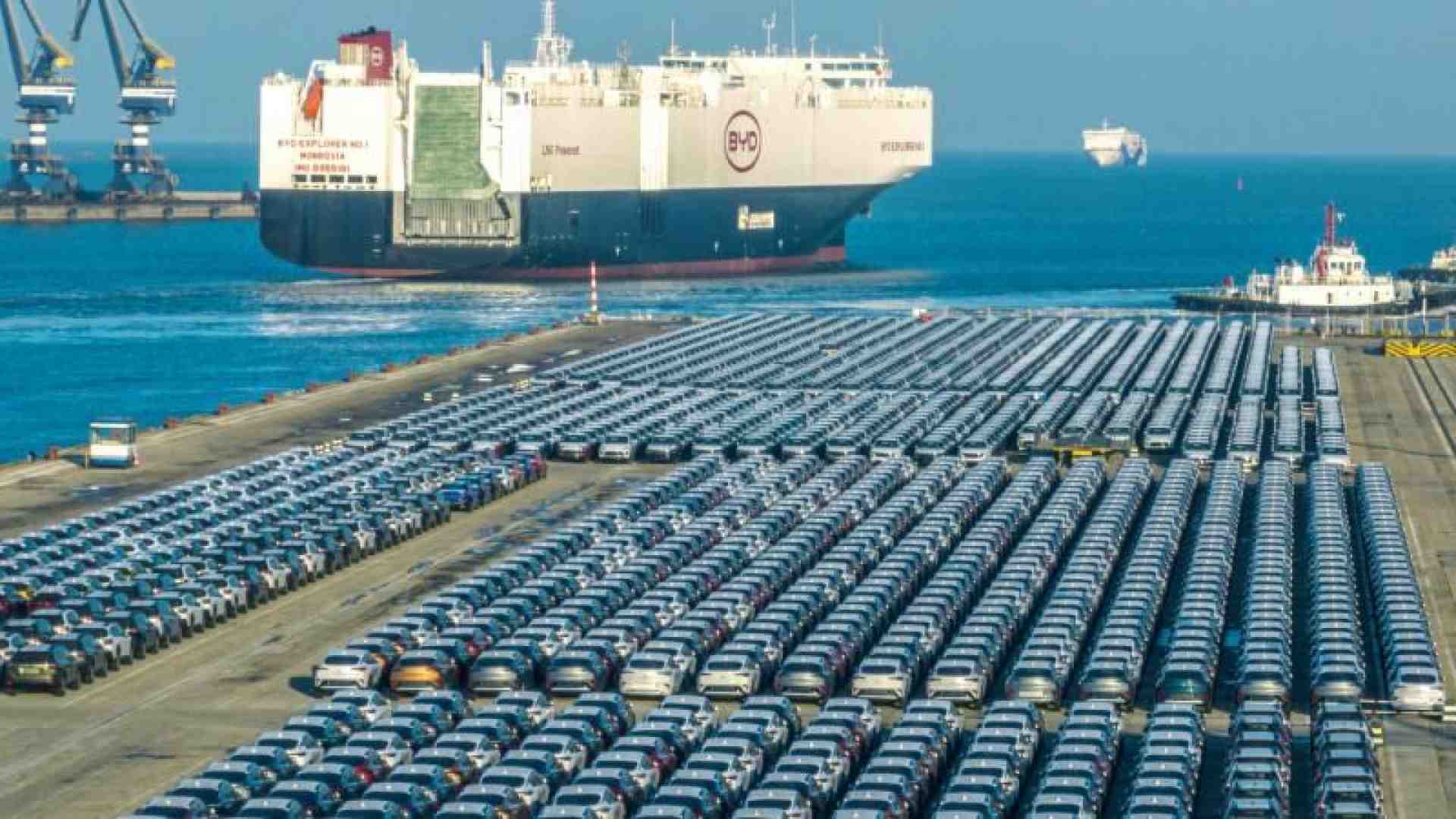 Immagine di Arriva la prima supernave carica di auto elettriche cinesi