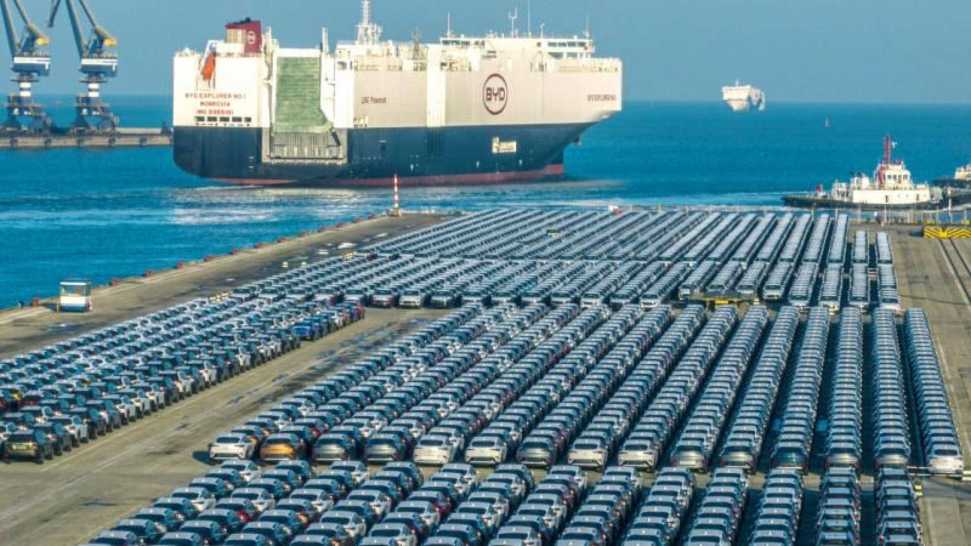 Immagine di Arriva la prima supernave carica di auto elettriche cinesi