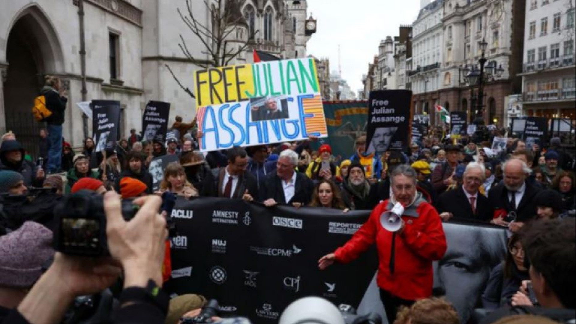 Immagine di Finita l’ultima udienza di Julian Assange, i giudici prendono tempo