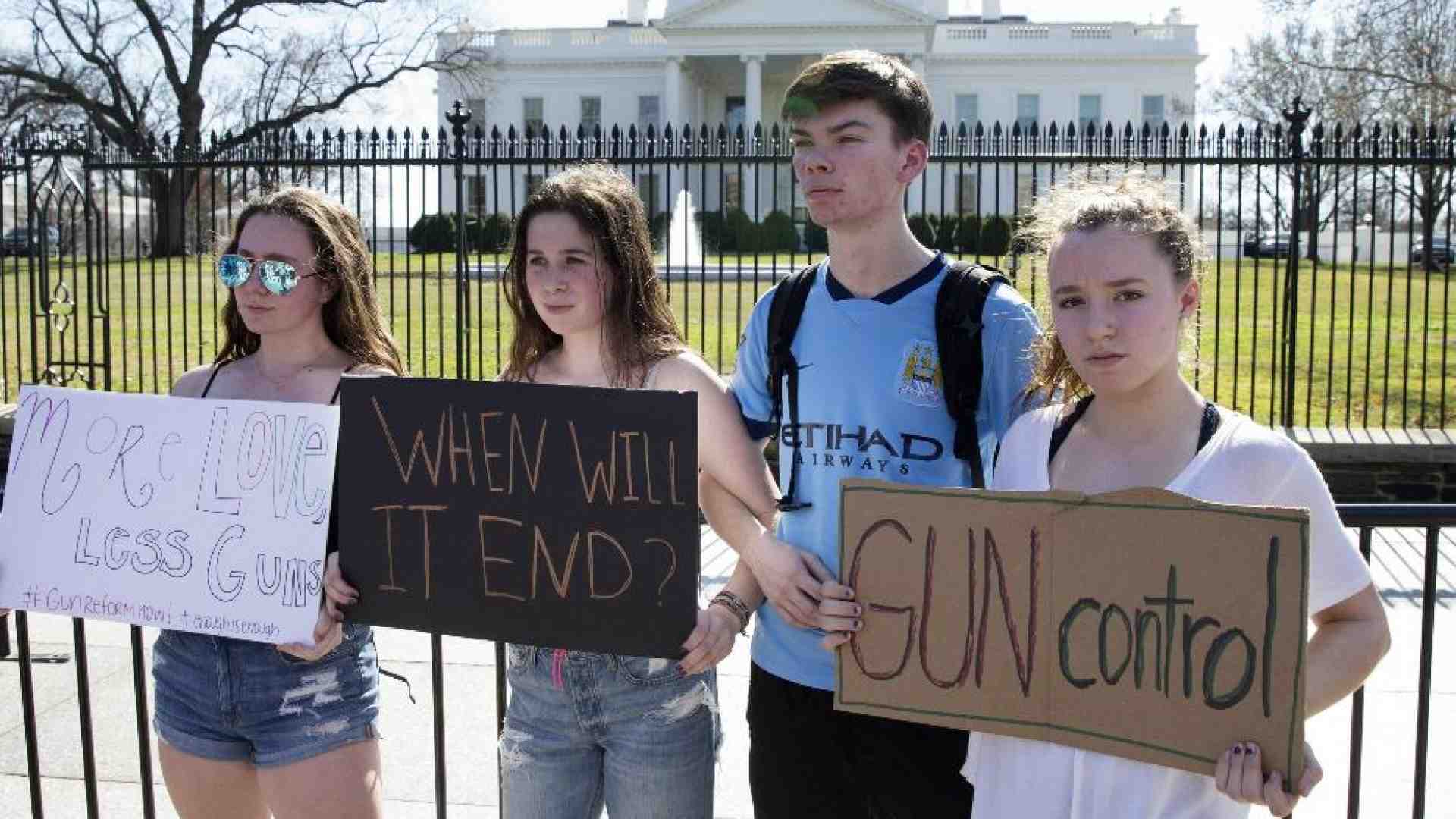Immagine di Hallo? Via armi e mitra. I bimbi uccisi telefonano ai politici Usa