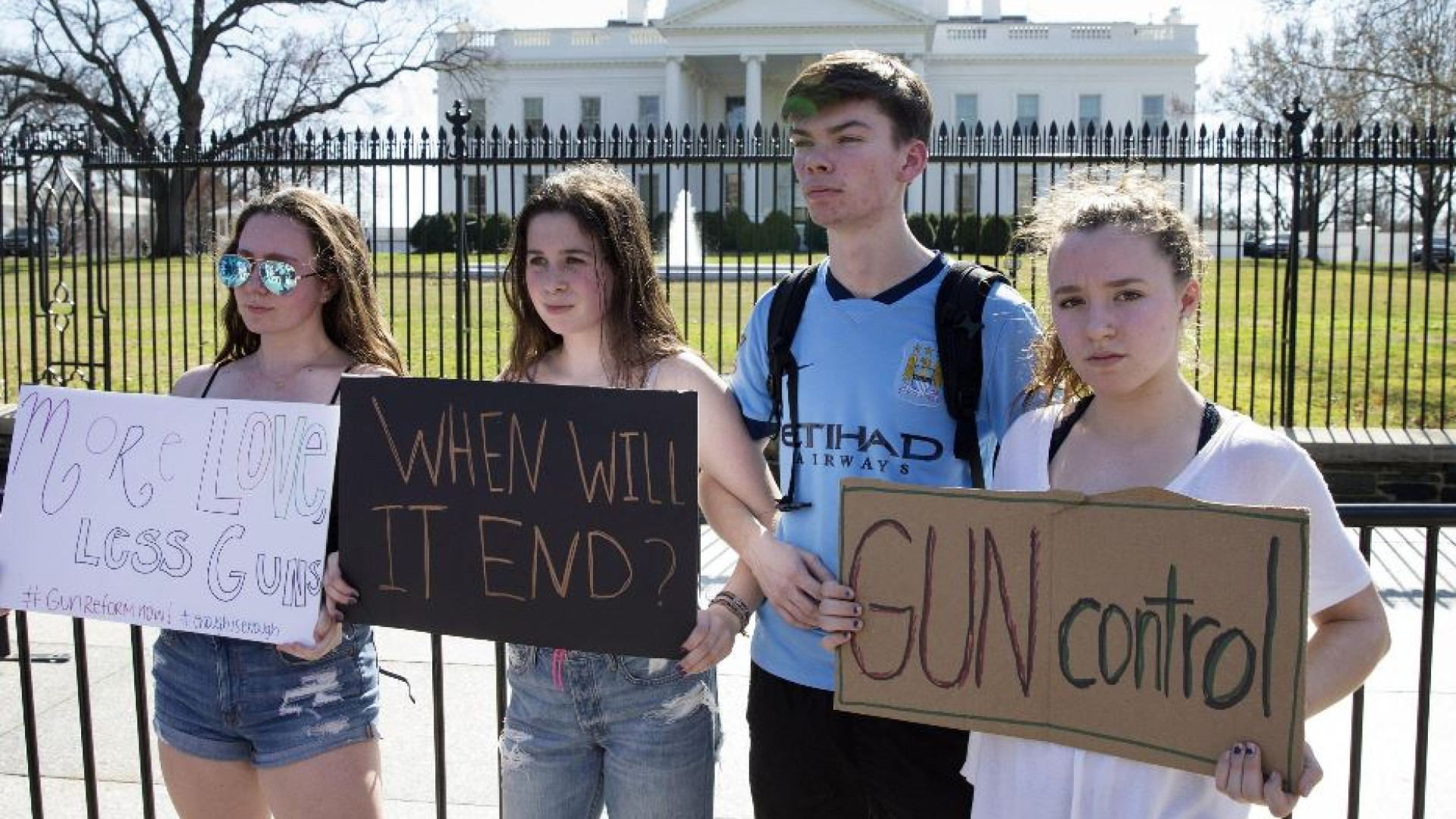Immagine di Hallo? Via armi e mitra. I bimbi uccisi telefonano ai politici Usa