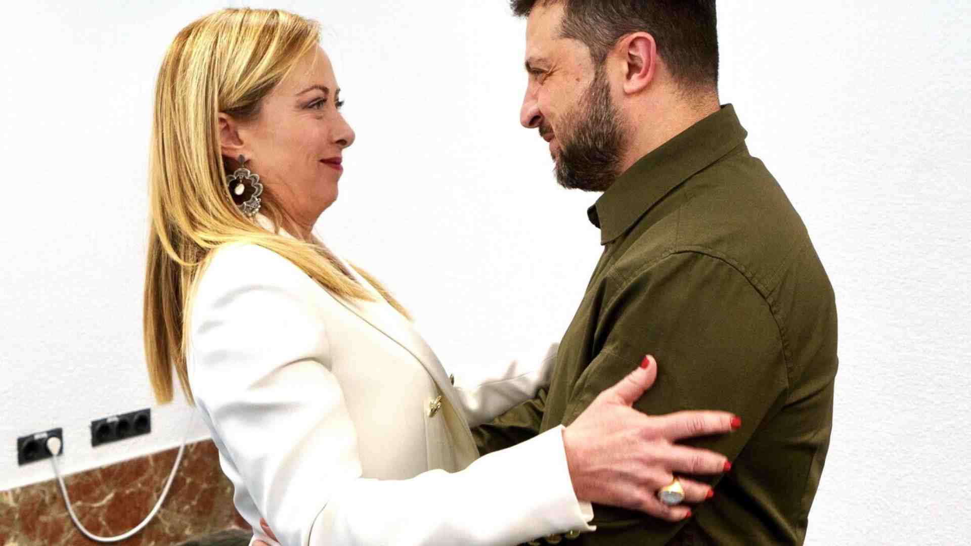 Immagine di Navalny, Putin e l'ambiguo Salvini: Meloni risponde con un viaggio a Kyiv