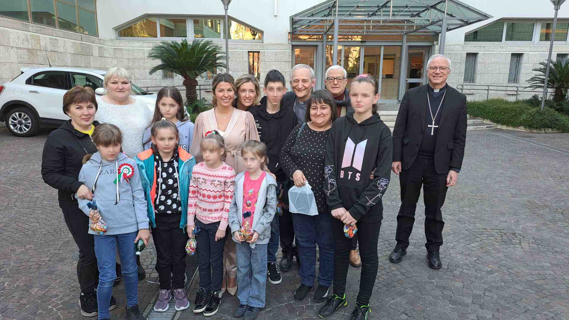 Immagine di L'abbraccio di Zuppi e Baturi ai bambini di Kharkiv
