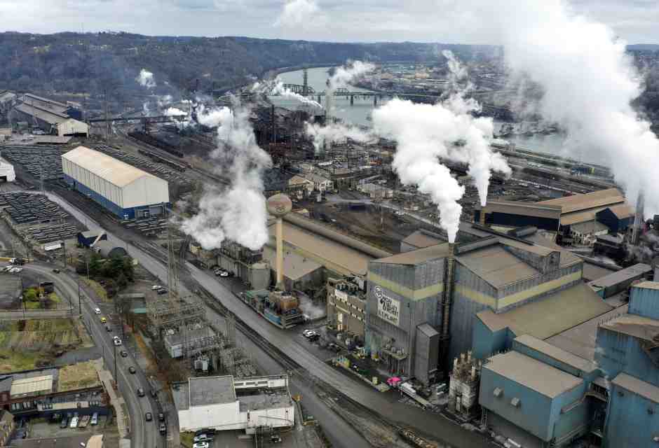 Una parte dello stabilimento Edgar Thomson di US Steel a Braddock, Pennsylvania (AP Photo/Gene J. Puskar)&nbsp;<br />