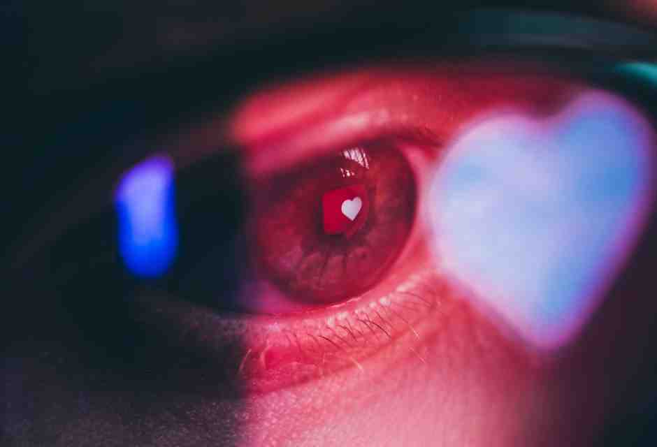 I social grondano davvero del "sangue" dei ragazzi? Le colpe che gli adulti nascondono