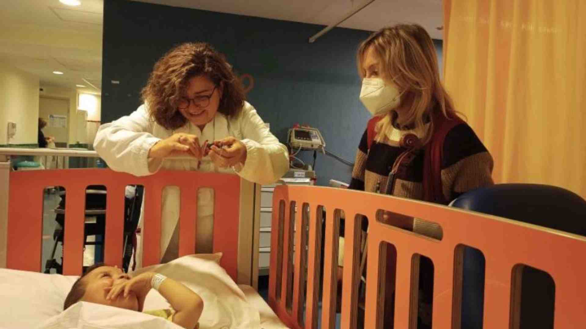 Immagine di Al Meyer coi bimbi di Gaza. «Così curiamo le loro ferite di guerra»