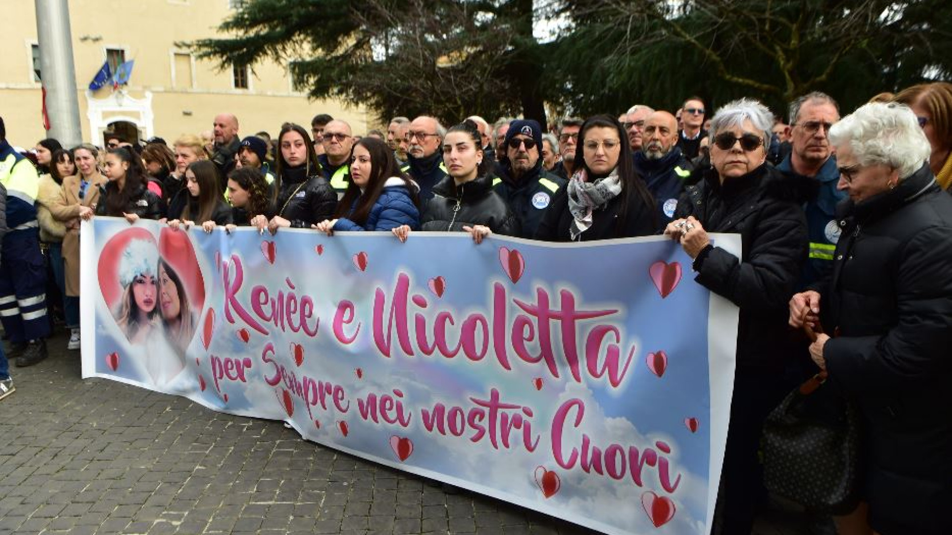 Immagine di L'addio a madre e figlia, il parroco: «Non è amore, ma negazione della vita»