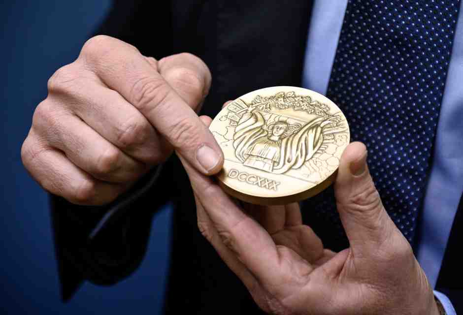 Una medaglia per celebrare la resistenza ucraina e aiutare Kyiv a curare i bambini
