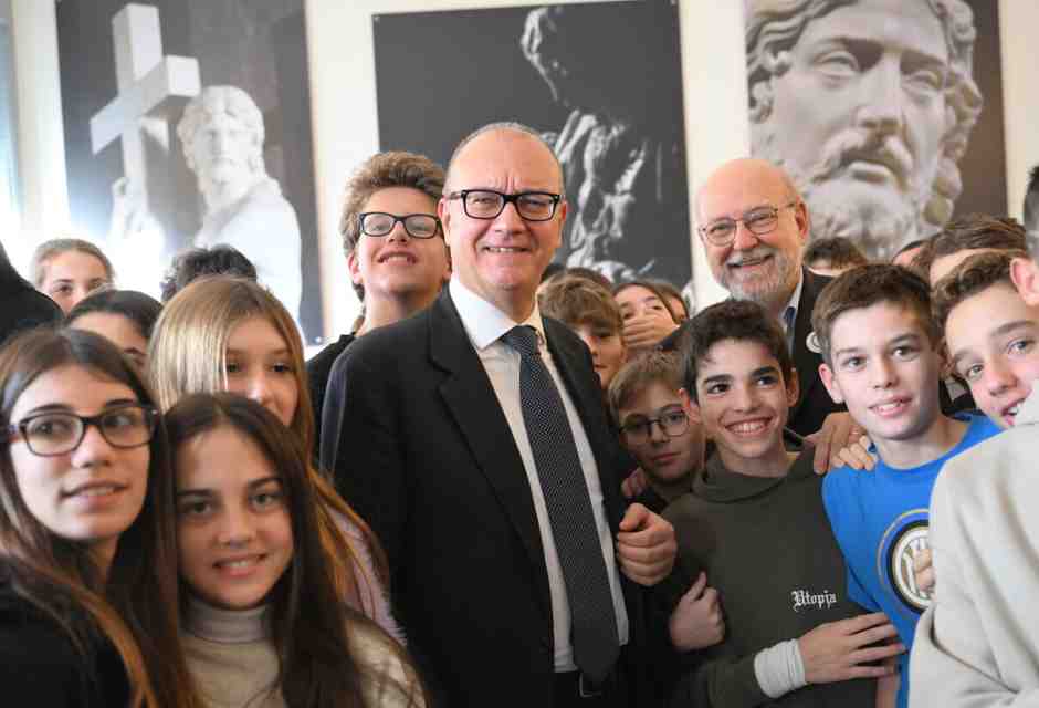 Il ministro dell'Istruzione Giuseppe Valditara con alcuni studenti della' Scuola privata paritaria Fondazione Vasilij Grossman (foto Ansa) <br />