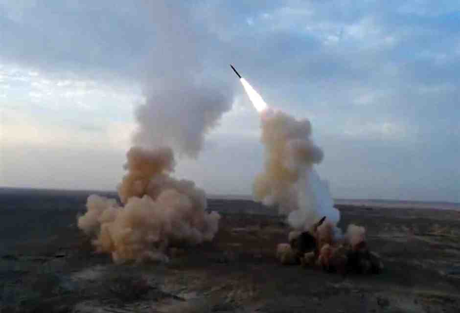 Lancio di missili balistici sotterranei da parte della Guardia rivoluzionaria iraniana nello Stretto di Hormuz, Iran, 29 luglio 2020 (Ansa) 
