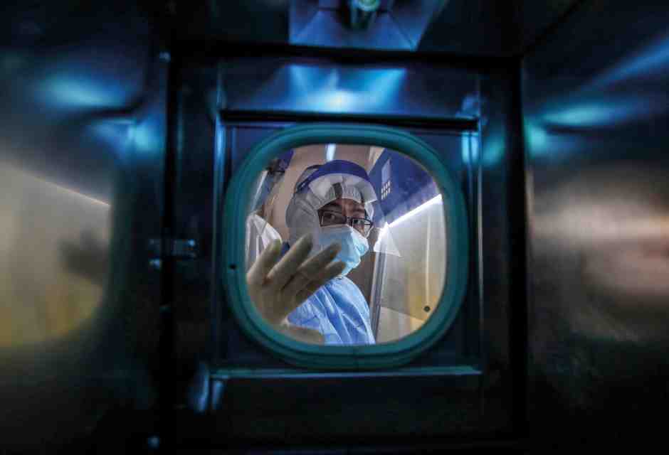 Wuhan (marzo): personale medico a lavoro all'interno di un reparto covid in Cina