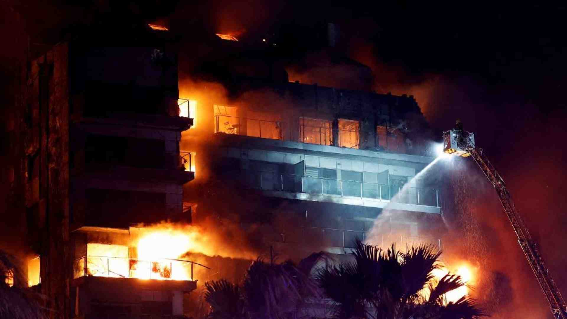Immagine di Maxi incendio a Valencia, dieci morti