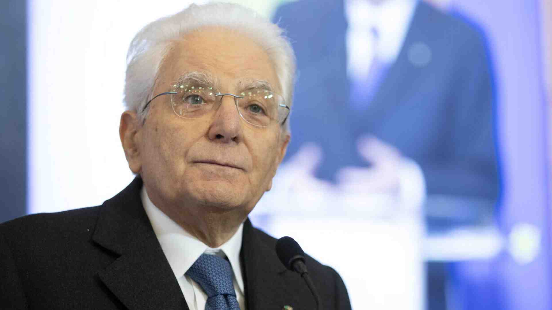 Immagine di Mattarella sugli insulti a Meloni: "La violenza distorce il confronto politico. Solidarietà alla premier"