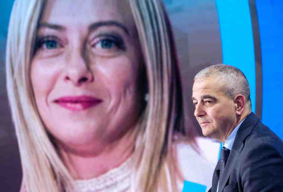 Giovanbattista Fazzolari. Sullo sfondo Giorgia Meloni (LaPresse)