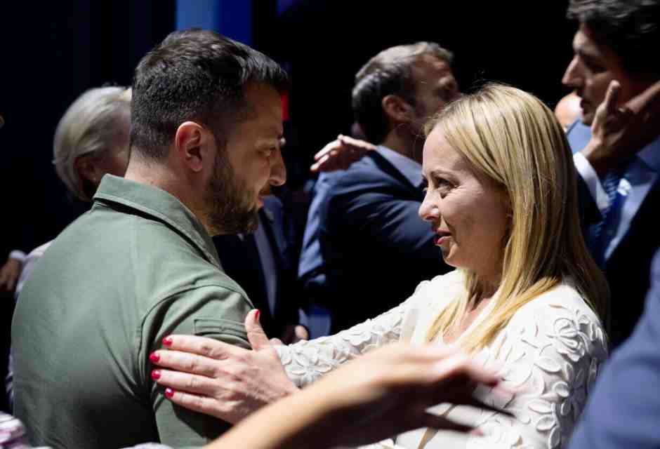 Meloni e il sostegno a Kyiv nel giorno di Trump: salta il videomessaggio della premier