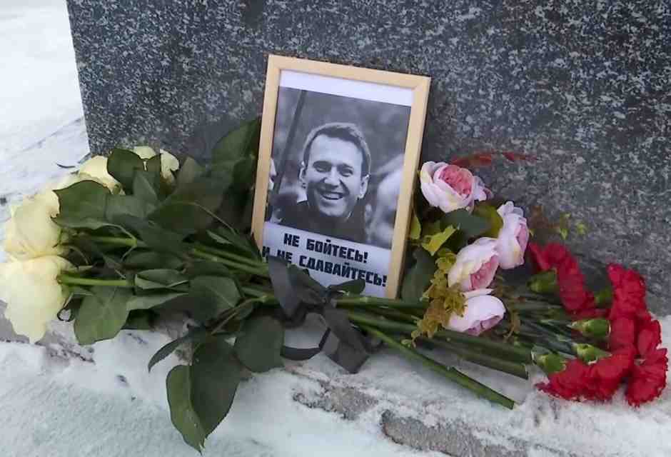 La madre di Navalny: "Mi hanno mostrato il corpo di Alexei". Le minacce per una sepoltura in segreto