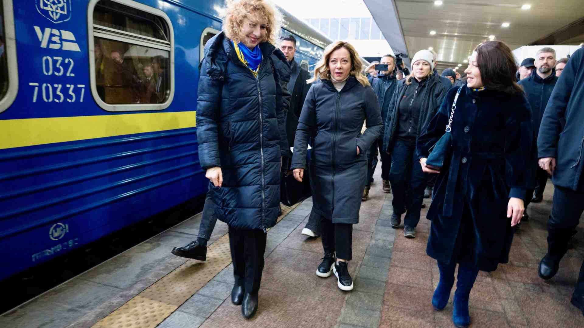 Immagine di Meloni presiede il G7 da Kiev, ma pesa l'assenza di Macron