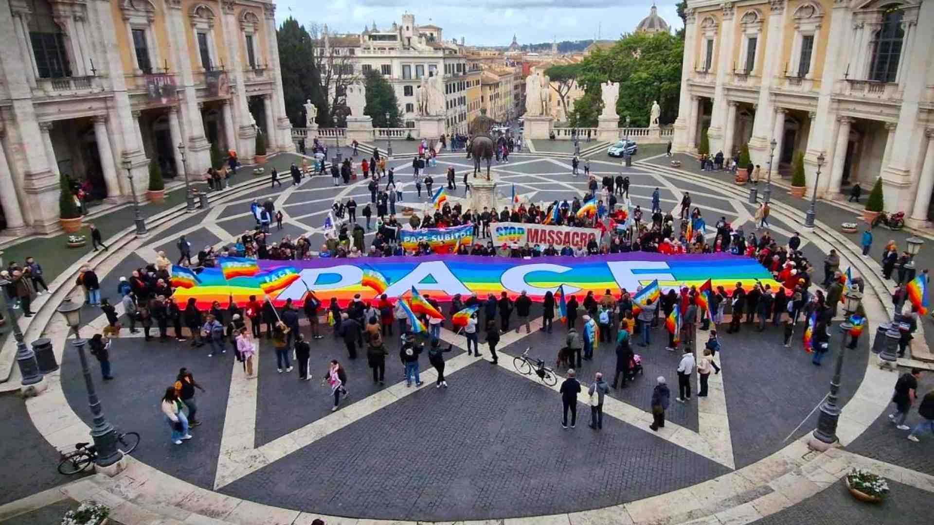 Immagine di Il flash mob in Campidoglio e la mobilitazione delle 120 città contro la guerra