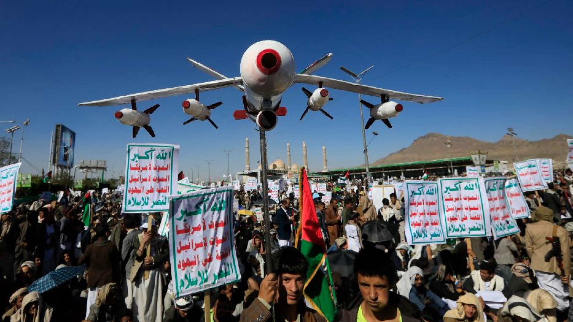 Immagine di Gli Houthi colpiscono un cargo, marea nera di 30 chilometri
