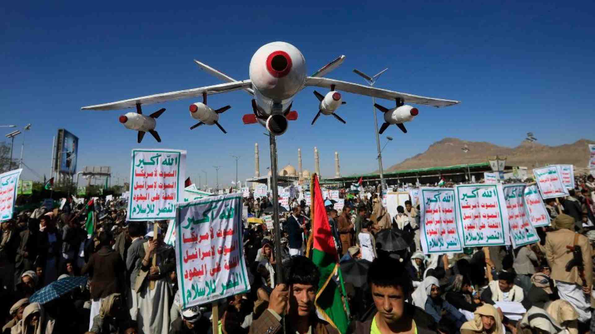 Immagine di Gli Houthi colpiscono un cargo, marea nera di 30 chilometri