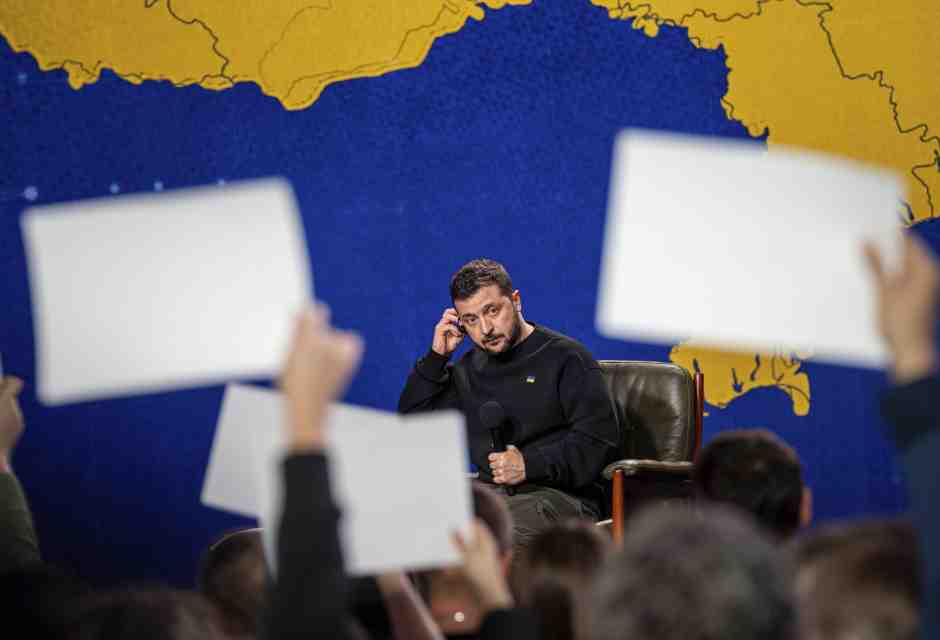 Il presidente ucraino Zelensky durante la conferenza stampa di fine anno a Kyiv, Ucraina, il 19 dicembre scorso (Ap/Evgeniy Maloletka) 